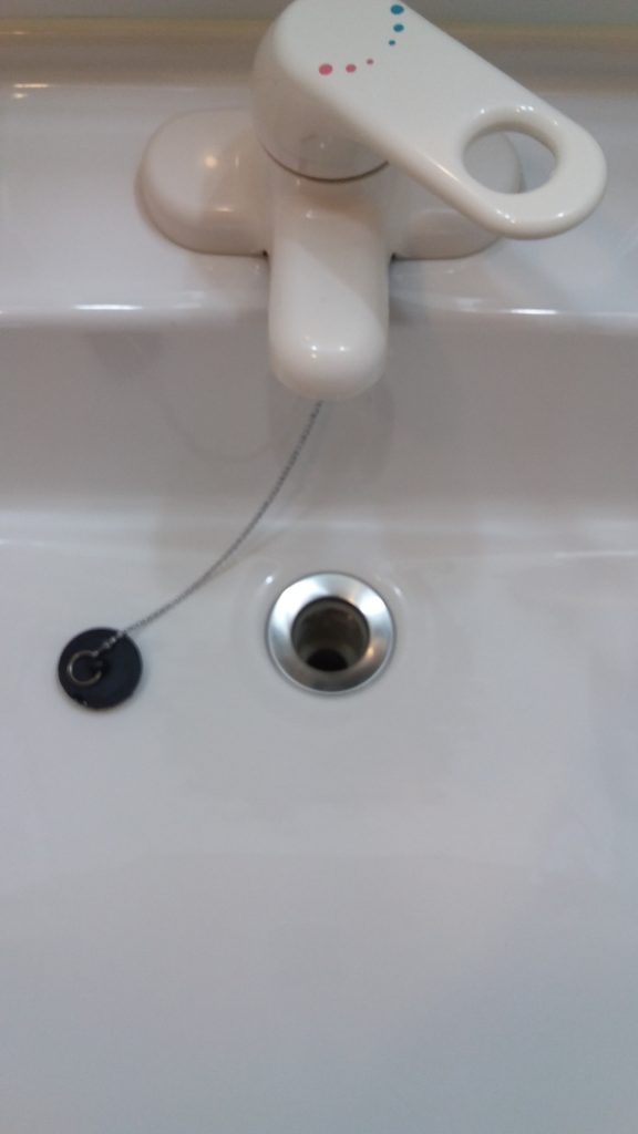 洗面台の排水口に落としてしまったら 排水管の分解とお掃除 がっぱに生きてみまっし